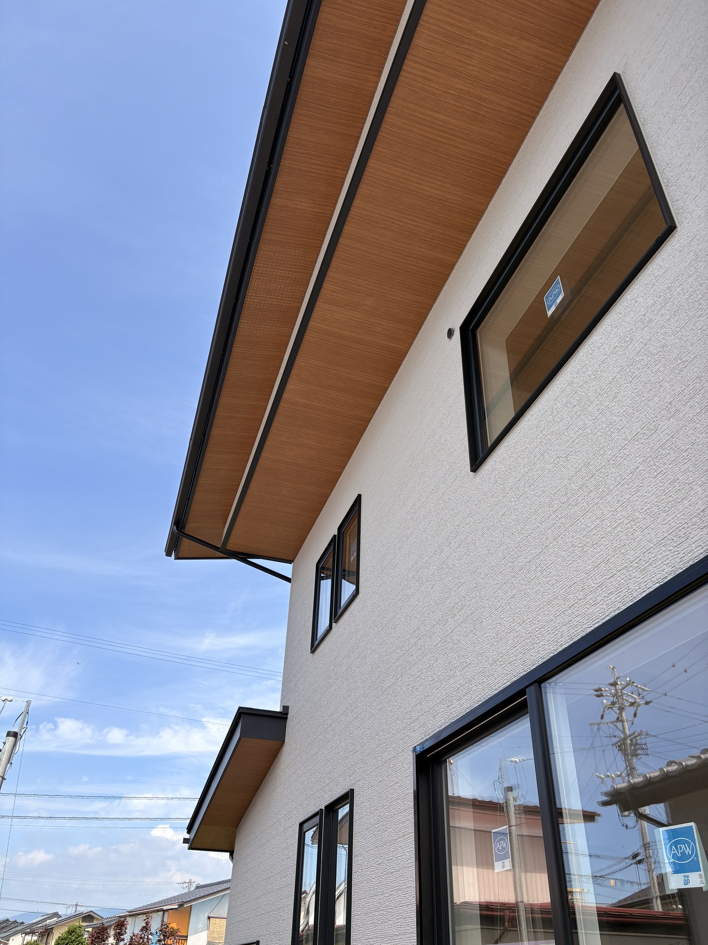 小布施町に完成した切妻屋根と木目スクリーンのある2階建て住宅